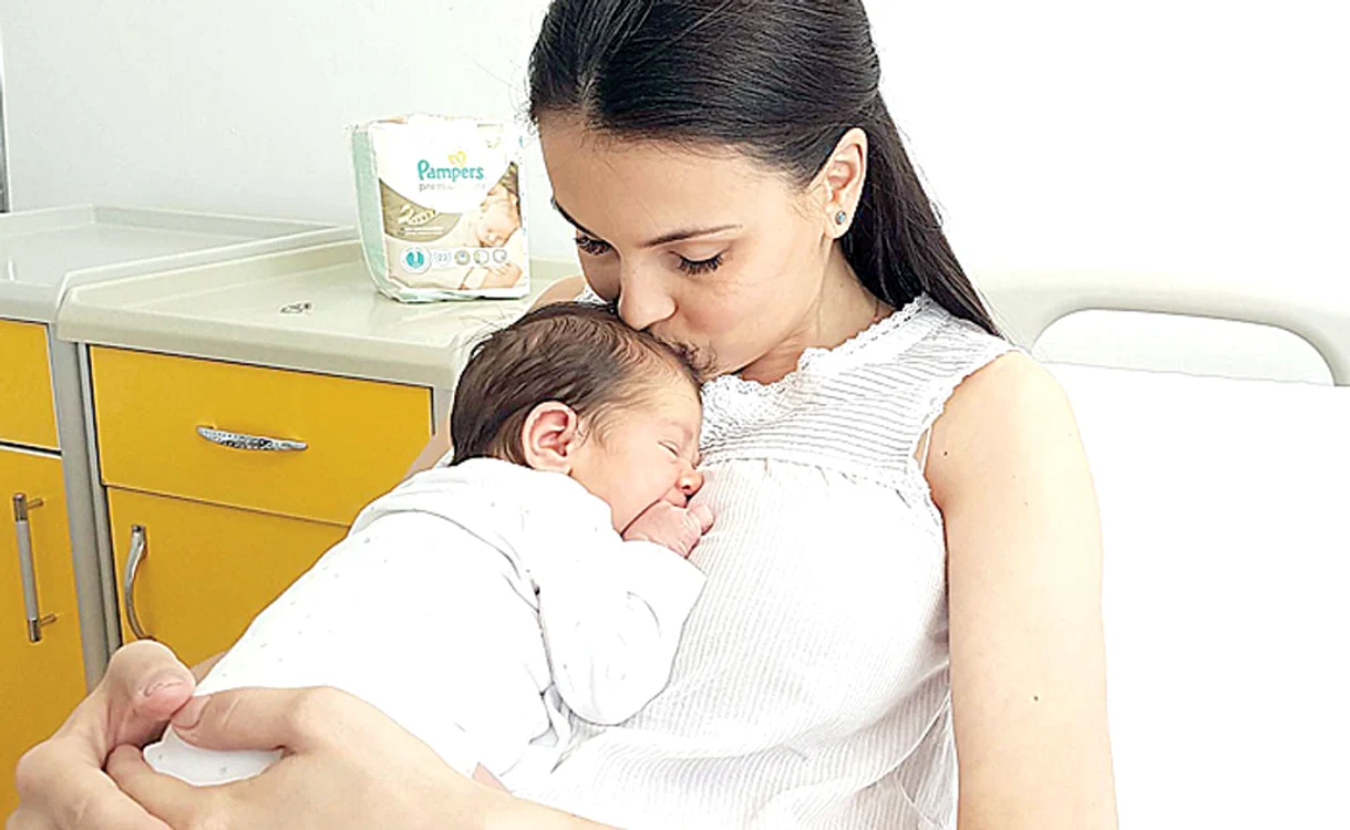 
    Noah (4 ani), Ava (3 ani)  şi Sara (7 ani) s-au pozat  cu micuţul Moise  