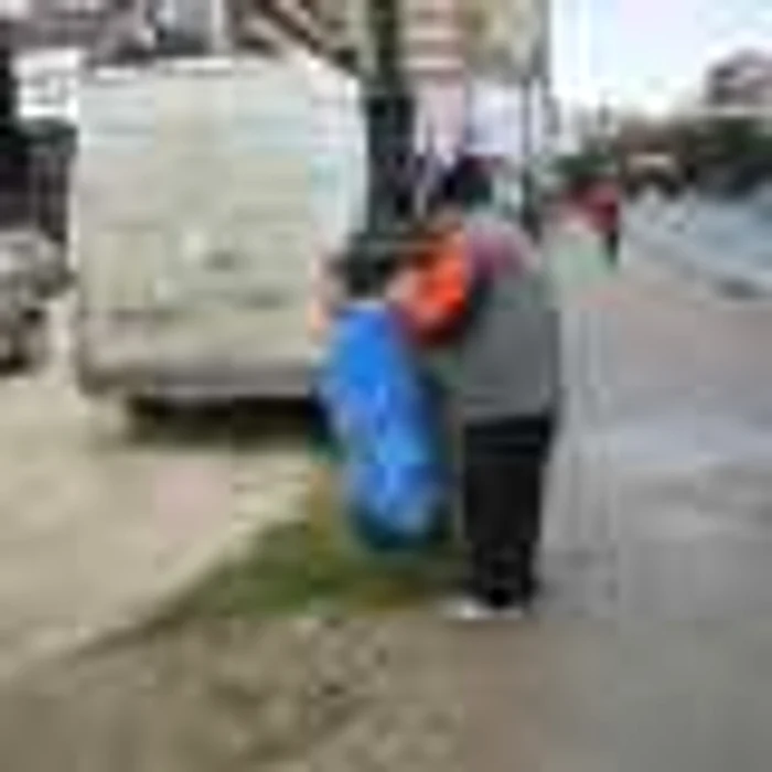 Afişele lipite ilegal sunt strânse de către angajaţii Primăriei Alba Iulia 