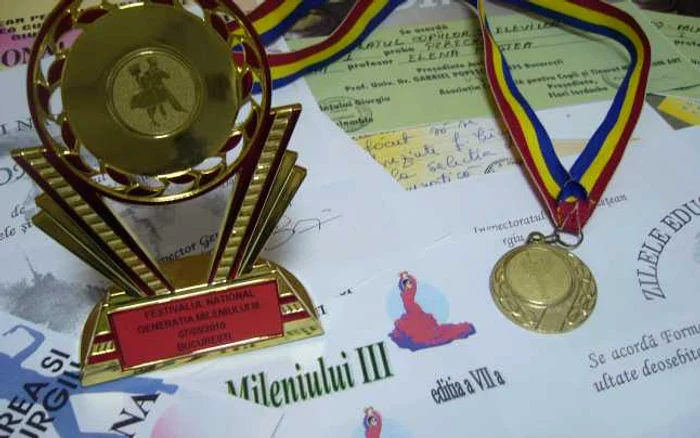 Medaliile şi trofeele câştigate de băiat de-alungul timpului