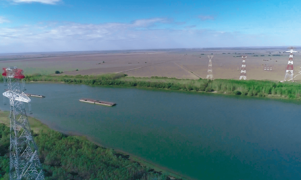 Dunărea, traversată de a doua linie electrică aeriană, după 35 de ani. Cum arată LEA 400 kV Cernavodă-Stâlpu VIDEO