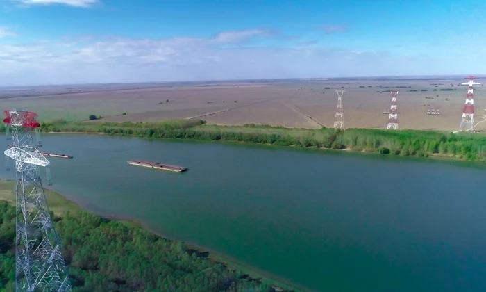 Linia electrică aeriană trece peste Dunăre FOTO: Transelectrica