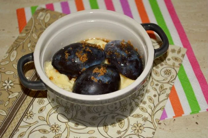 Prune coapte în mascarpone, cu zahăr brun şi coniac FOTO farfuridi.ro