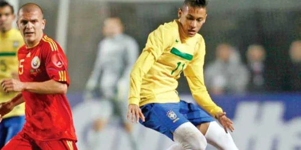 Neymar (în galben) a fost principalul pericol pentru Bourceanu, Papp şi ceilalţi tricolori în meciul de la Sao Paolo