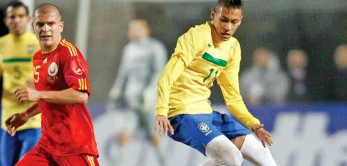 Neymar (în galben) a fost principalul pericol pentru Bourceanu, Papp şi ceilalţi tricolori în meciul de la Sao Paolo