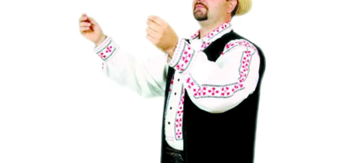 Oradea: PORTRET / Adrian Ivancea preotul care cântă muzică populară