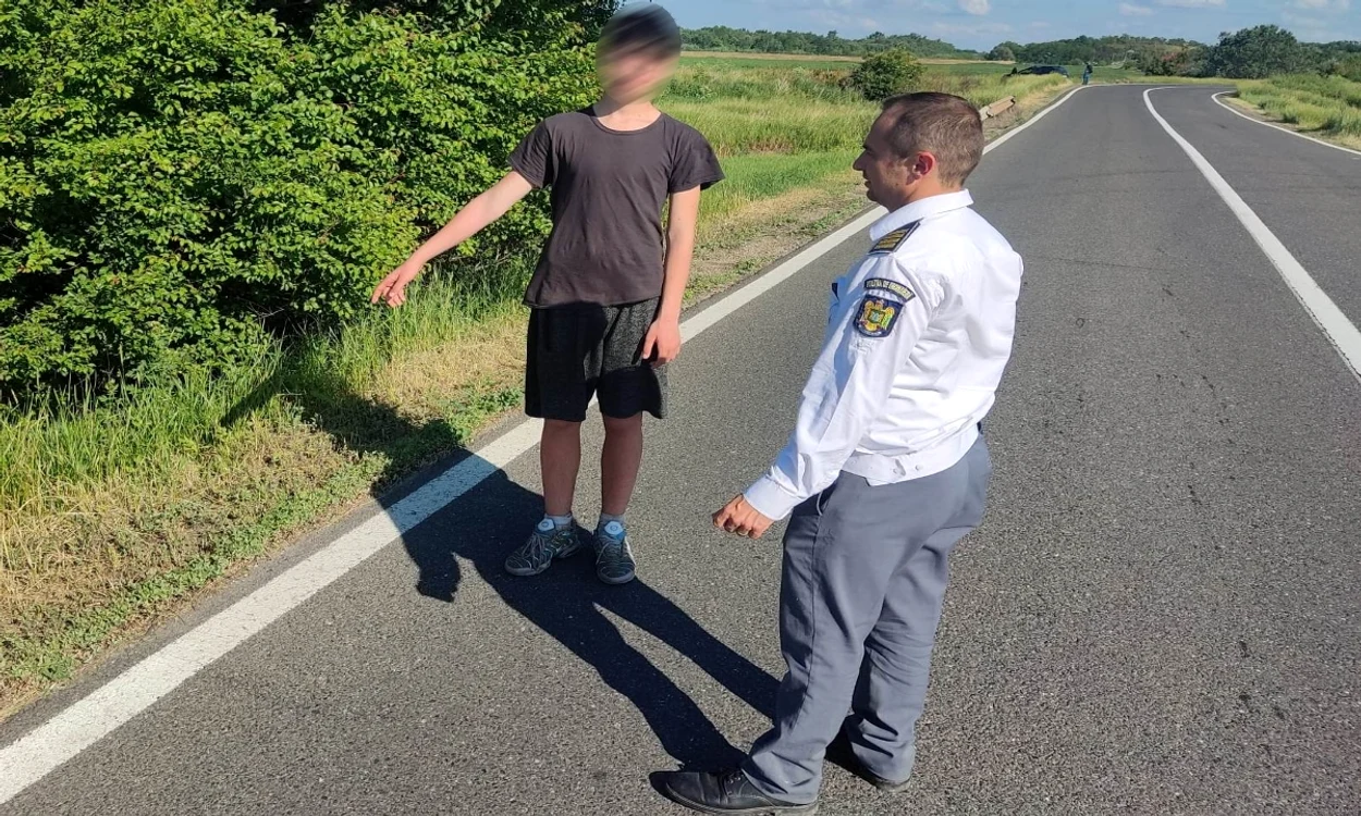 Băiatul de 14 ani le arată polițiștilor pe unde a traversat râul Prut FOTO ITPF Iași