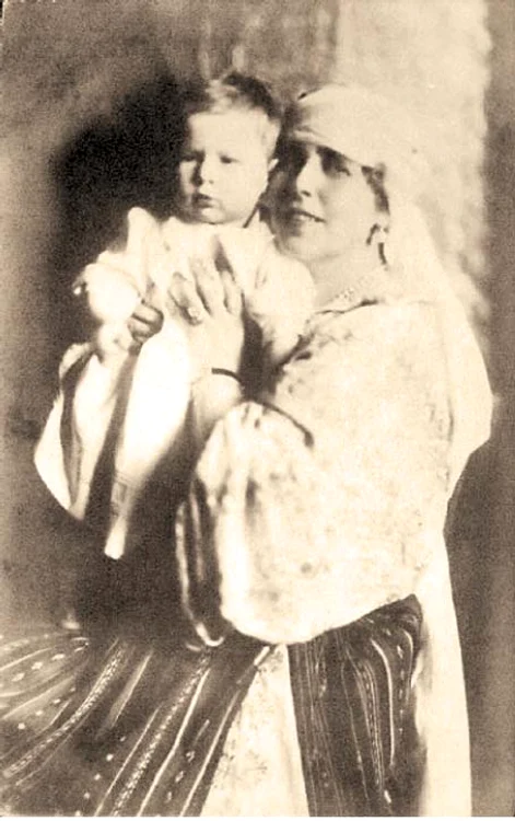 Cu Regina Maria, bunica paternă 