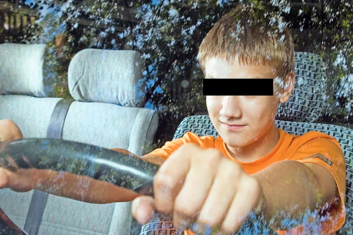 Micii hoţi încercau mai multe chei până când găseau una care să se potrivească