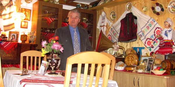 Călin Bucur înconjurat de obiectele adunate în ultimii 30 de ani