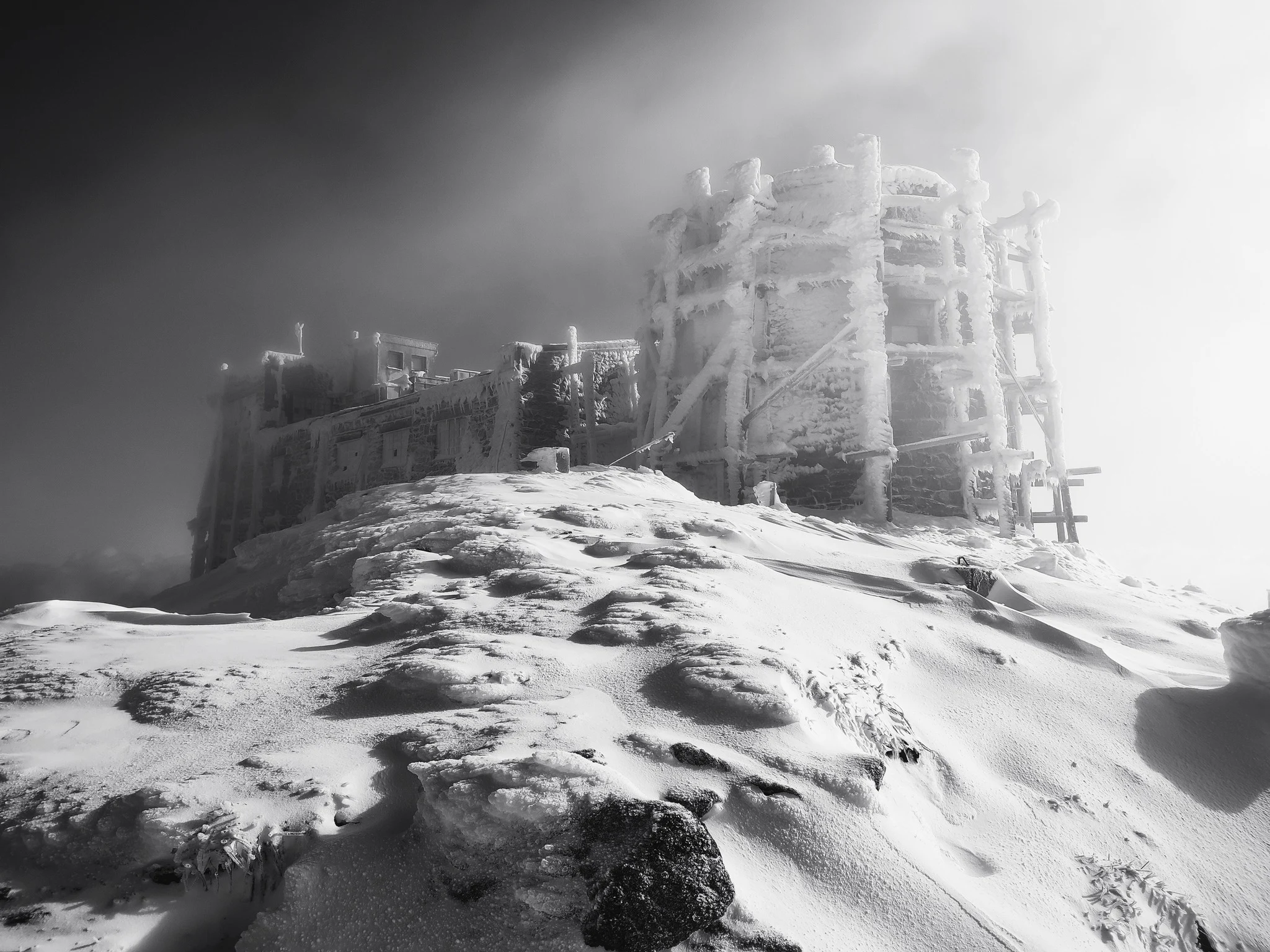 Imagini spectaculoase cu iarna venită în Carpați, la 20 de kilometri de granița cu România