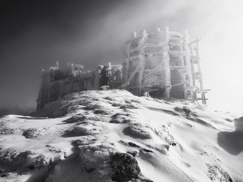 Imagini spectaculoase cu iarna venită în Carpați, la 20 de kilometri de granița cu România