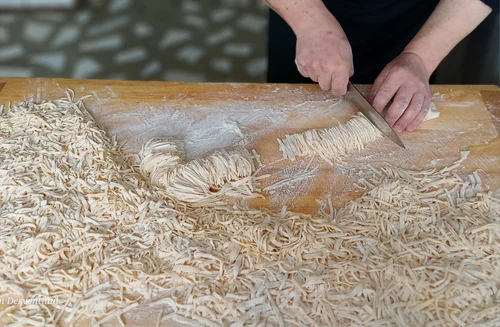 Călugărul Efrem Băndărică pregătește tăieței de casă FOTO: Efrem Băndărică/FB