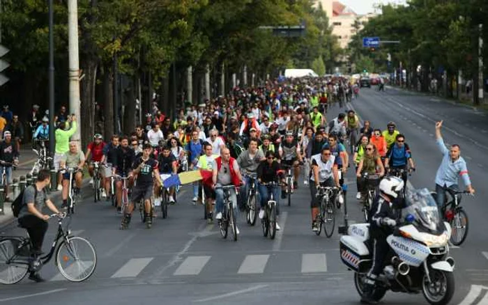 Mii de biciclişti au ieşit în stradă pe 29 septembrie pentru a-i cere primarului Oprescu amenajarea pistelor pe şosea. Unii i-au cerut demisia FOTO Dorin Constanda