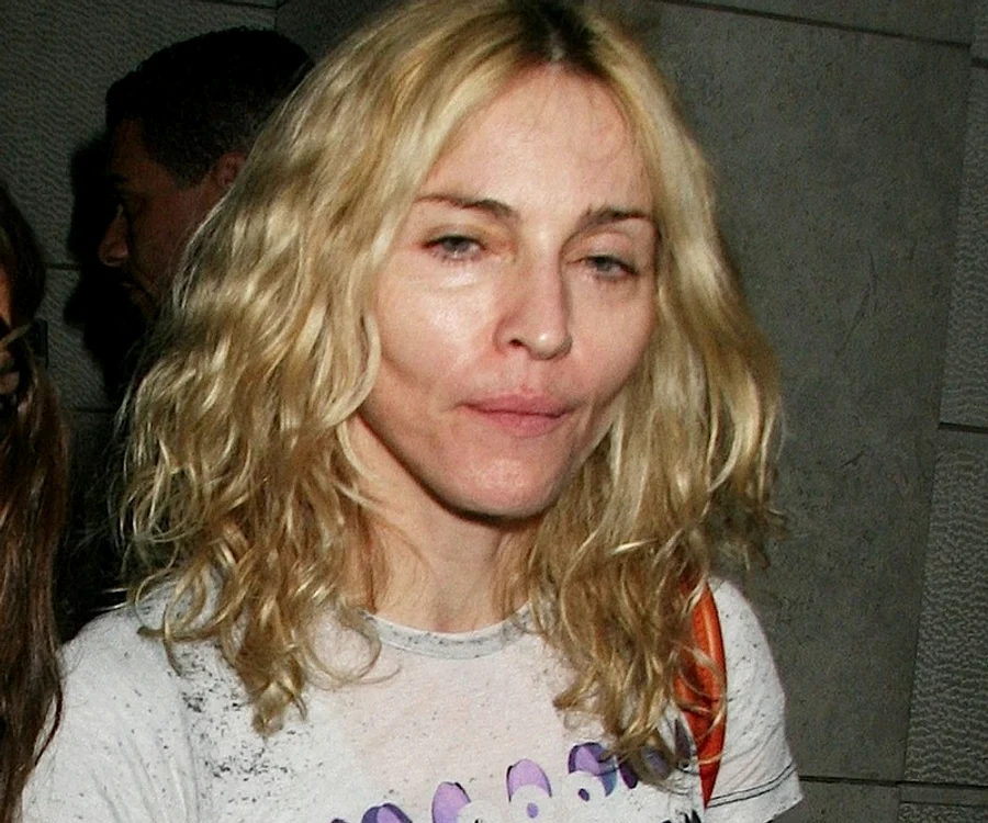 
    Madonna şi-a concediat antrenoarea de fitness după ce presa a criticat-o pentru braţele prea musculoase  