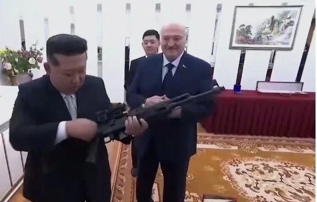 Lukașenko i-a oferit lui Kim Jong Un bezele și o pușcă de asalt VSK: „În cazul în care apar dușmani”
