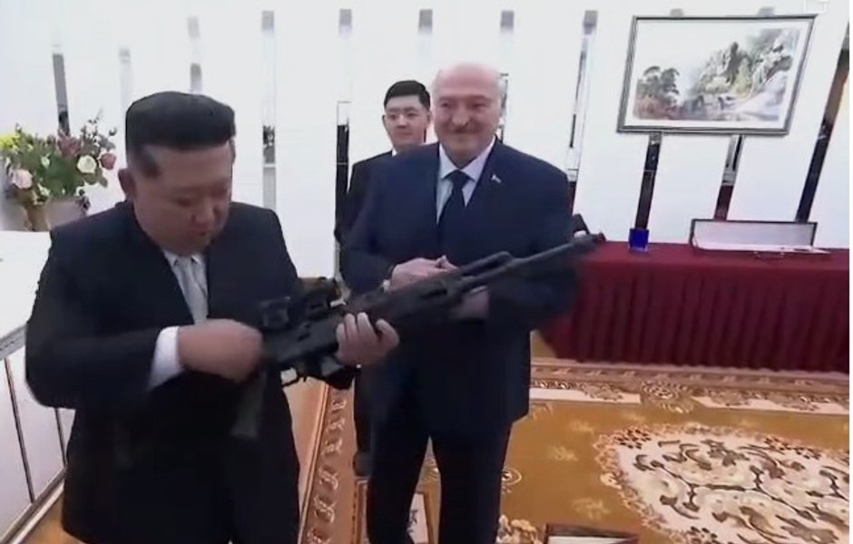 Lukașenko i-a oferit lui Kim Jong Un bezele și o pușcă de asalt VSK: „În cazul în care apar dușmani”