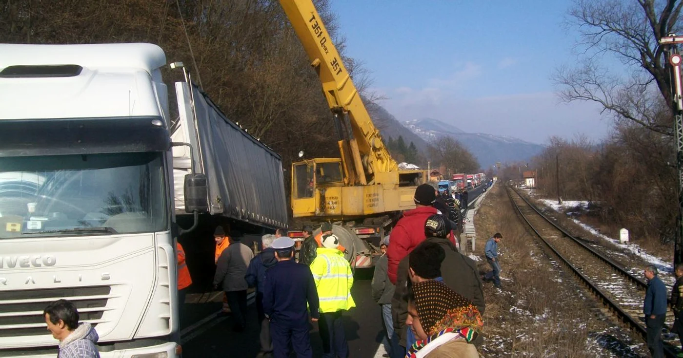 Tir avariat pe Valea Oltului (foto arhiva)