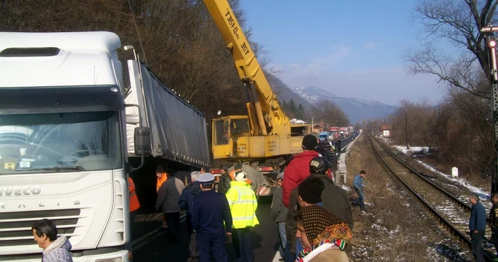 Tir avariat pe Valea Oltului (foto arhiva)