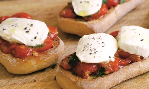 bruschete cu mozzarela shutterstock 113048248 jpeg