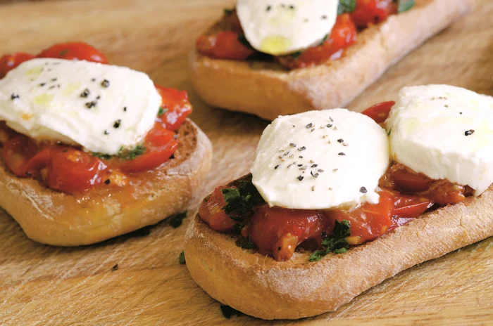 Bruschete cu mozzarella