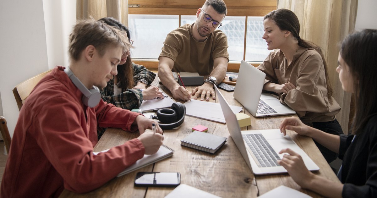 Generația Z în fața provocărilor pieței muncii. „Puțini se așteaptă la 7.000 de lei, din prima. Dar măcar un 5.000, să poți trăi”