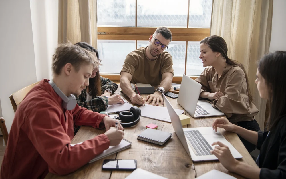 Circa 40% dintre tinerii români din Generația Z spun că se simt stresați sau copleșiți de presiunea viitorului