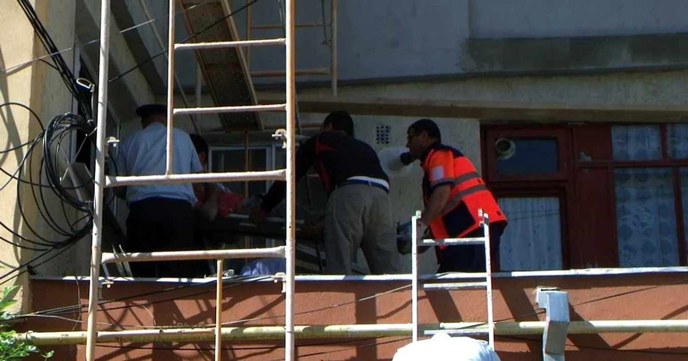 Victima a căzut de pe schelă, de la 5 metri înălţime