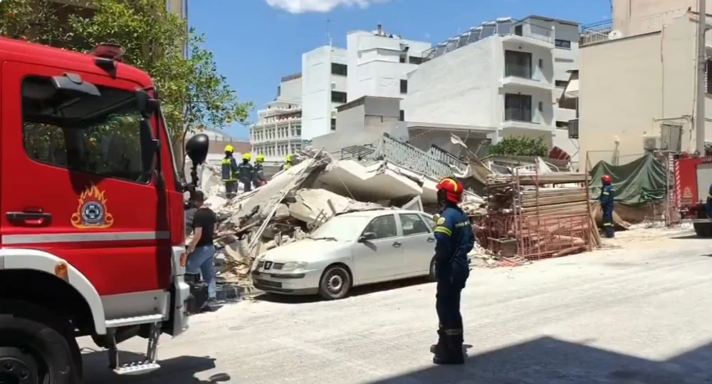 Un bloc de locuințe s-a prăbușit în Atena. Cinci persoane, reținute de autorități