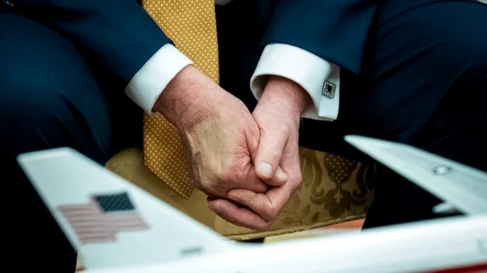 Donal Trump a încercat să mascheze pata de pe mână. FOTO: X