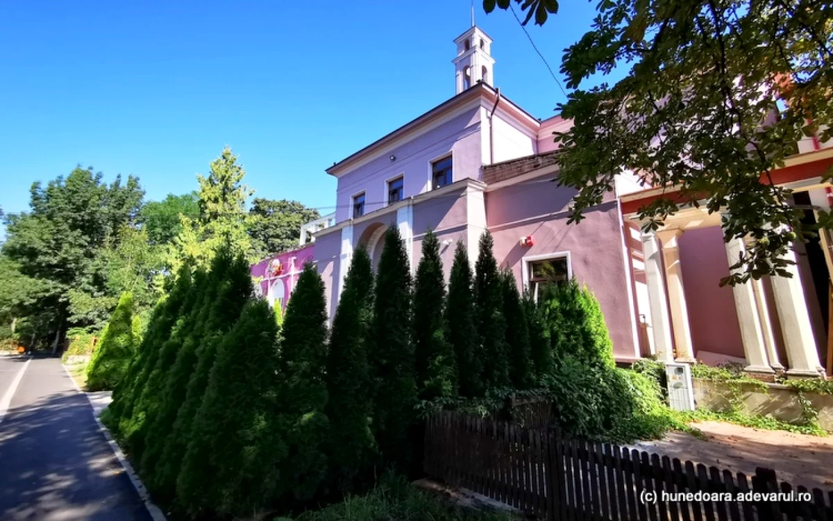 Restaurantul Corvin, din centrul O.M., Hunedoara. Foto: Daniel Guţă. ADEVĂRUL