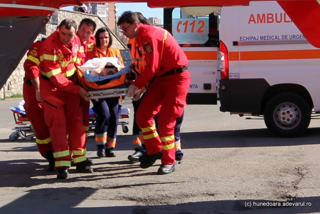 Bărbatul a fost transportat de o ambulanţă la Spital FOTO Adevărul