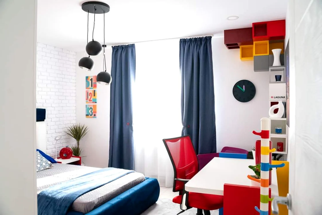 
    Câteva decorațiuni colorate și utile în același timp pot înveseli atmosfera din cameră  