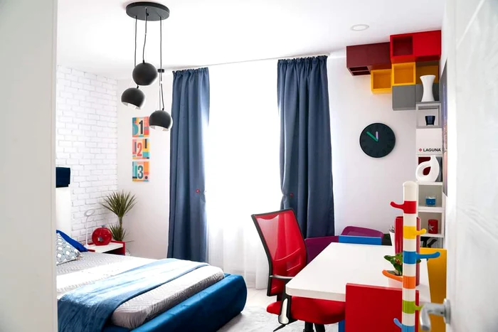 
    Câteva decorațiuni colorate și utile în același timp pot înveseli atmosfera din cameră  