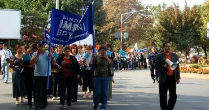 Botoşani: Peste 700 de angajaţi DGASPC au ieşit astăzi în stradă (GALERIE FOTO)