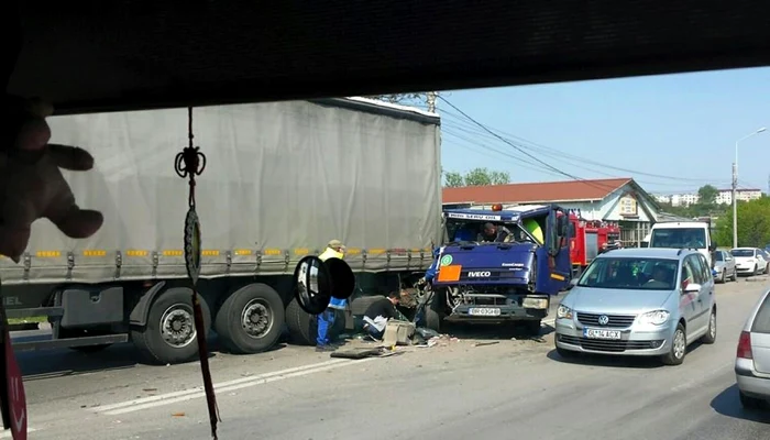 Pompierii au spălat carosabilul de sticle şi plastic. Foto: GSDG