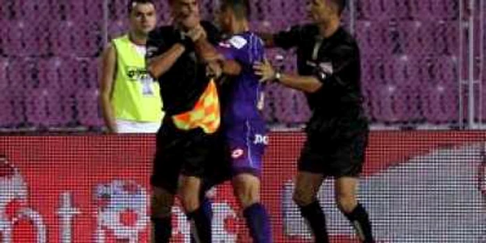 Buzău: Arbitru bătut din cauză că a indicat un offside împotriva gazdelor