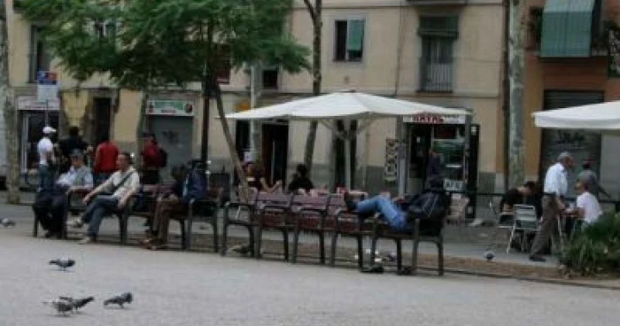 Barcelona instalează bănci „anti-cerşetori”
