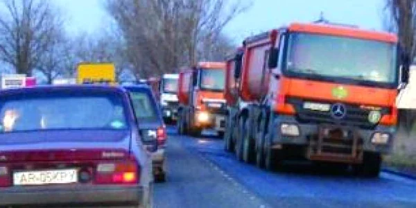 Şoseaua care leagă cele două oraşe a fost blocată preţ de câteva ore