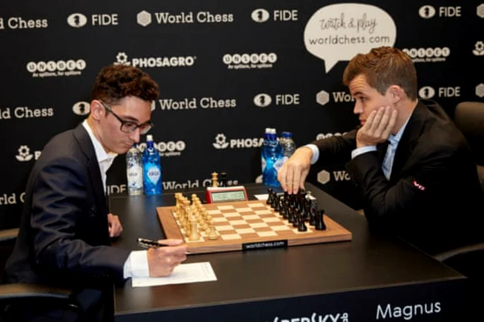 
    Magnus Carsen (dreapta) îşi apără titlul mondial împotriva lui Fabiano Caruana  