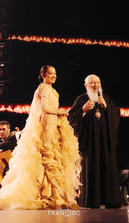 S-a urcat pe scenă abia după ce a fost binecuvântată de Arhiepiscopul Vadului, Feleacului şi Cluj