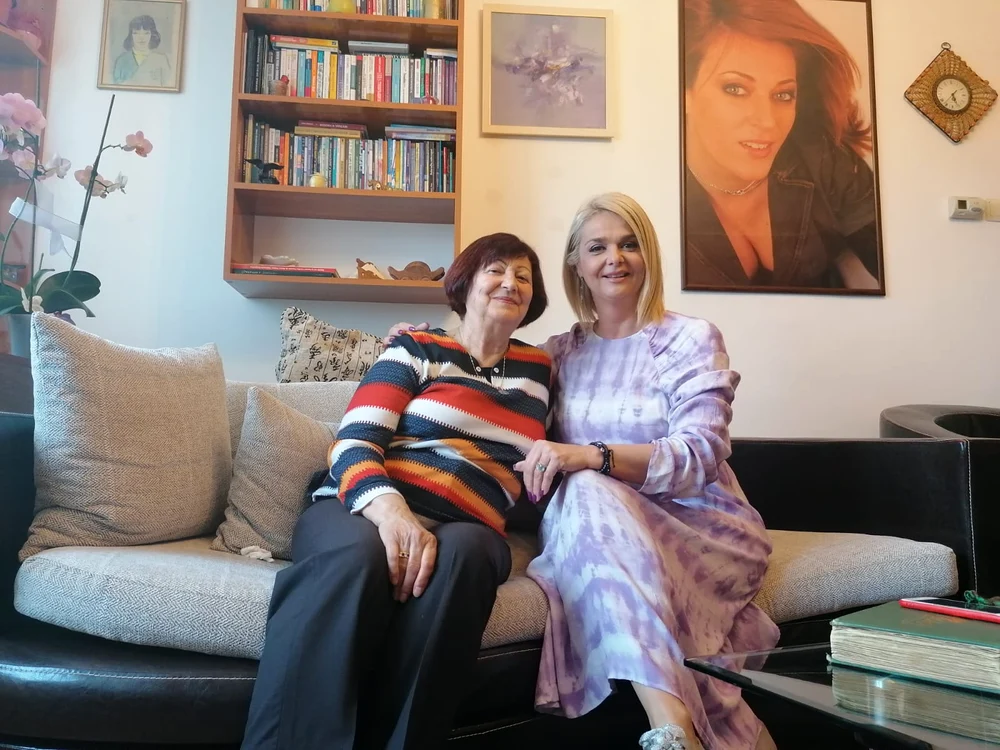 
    Iuliana Marciuc, acasă la mama Laurei Stoicafoto: TVR2  