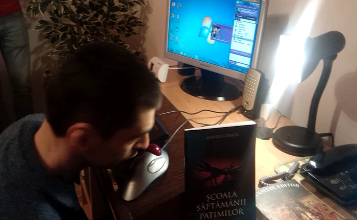 
    Marius Giradă  foloseşte un  computer special  