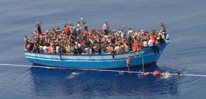 Migranţi salvaţi din Marea Mediterană FOTO AFP