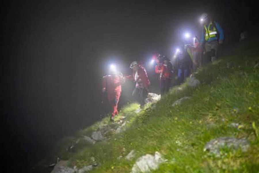 Un turist a murit după ce a căzut într-o prăpastie în Munții Făgăraș, iar o tânără a fost căutată toată noaptea după ce s-a rătăcit