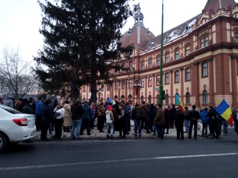 Braşovenii au ieşit din nou în stradă în faţa Prefecturii