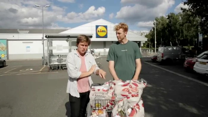 Archie și Josh, în fața magazinului Lidl FOTO: Kennedy News/Josh & Archie