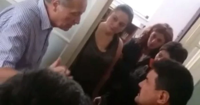 Oamenii cer demisia directorului CNU, Constantin Adam FOTO newsbv.ro