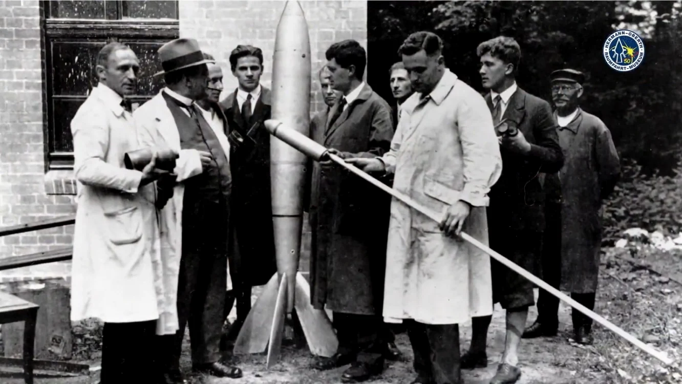 Savantul român Hermann Oberth alături de alţi cercetători în Germania Foto imagine de arhivă Muzeul Hermann Oberth