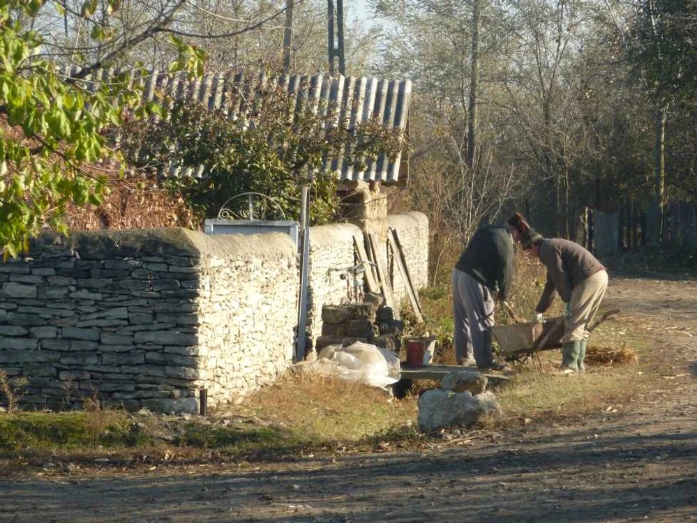 În nordul Moldovei, într-u sat uitat de lume, localnicii construiect totul din piatră FOTO Cosmin Zamfirache
