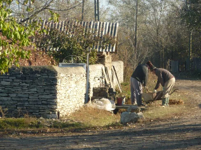 În nordul Moldovei, într-u sat uitat de lume, localnicii construiect totul din piatră FOTO Cosmin Zamfirache